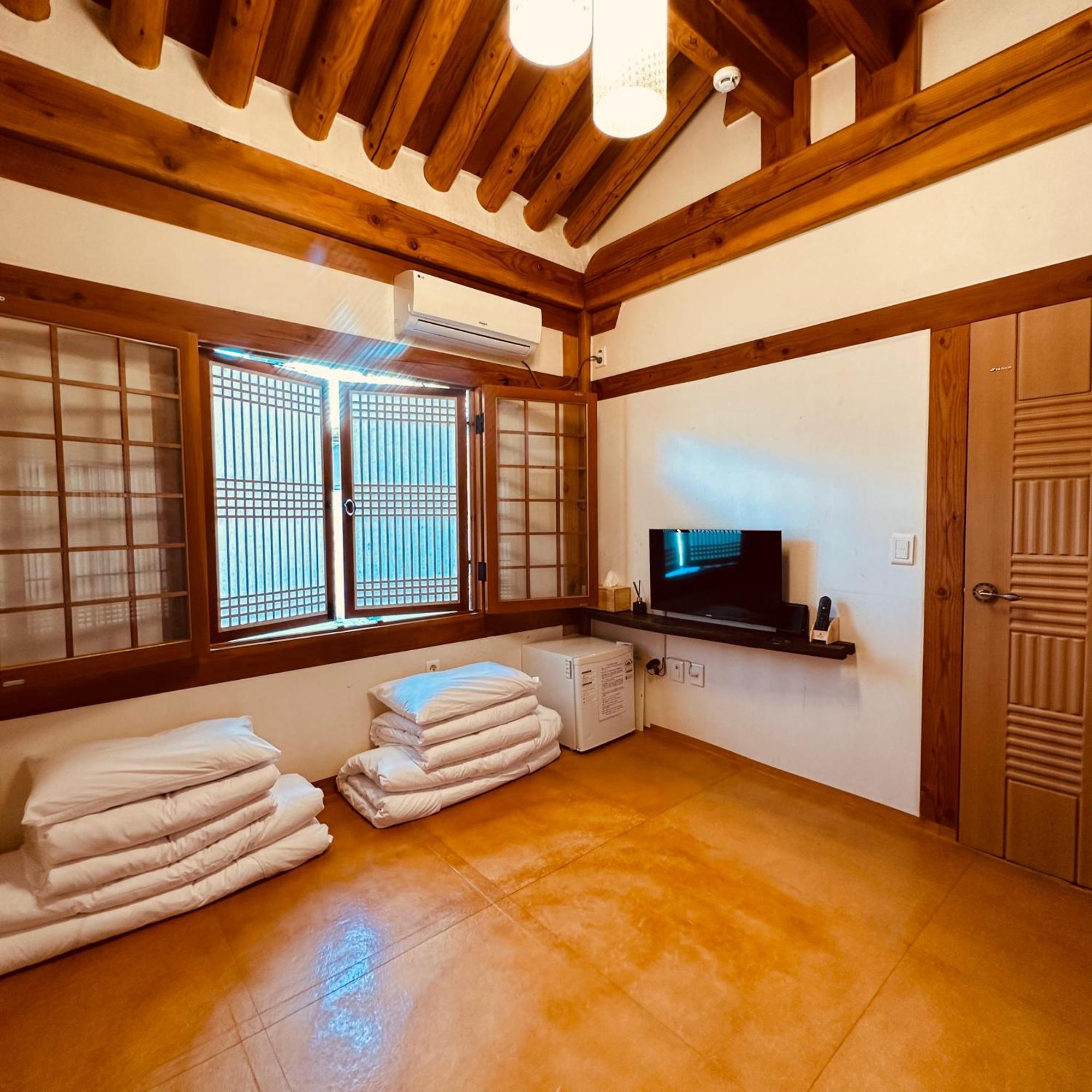 Jeonju Hanok Village Deoksugung Extérieur photo